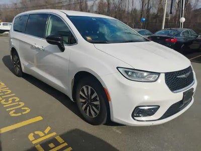 Photo of a 2024 Chrysler Pacifica Plug-In Hybrid Select 4DR Mini-Van for sale