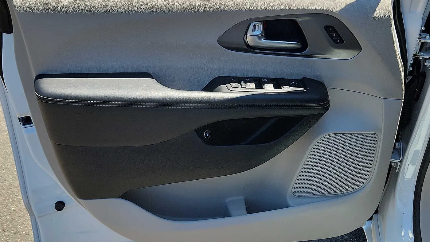 2024 Chrysler Pacifica Plug-In Hybrid Select