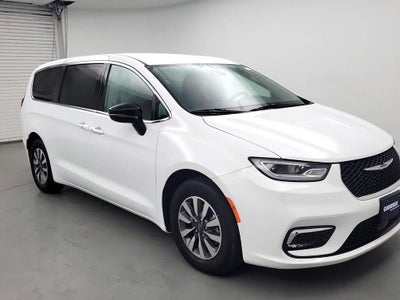 Photo of a 2024 Chrysler Pacifica Plug-In Hybrid Select 4DR Mini-Van for sale