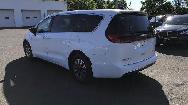 2024 Chrysler Pacifica Plug-In Hybrid Road Tripper