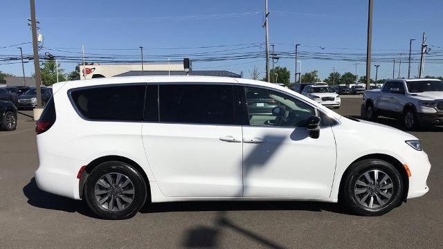 2024 Chrysler Pacifica Plug-In Hybrid Road Tripper