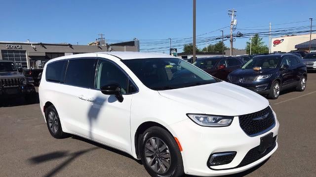 2024 Chrysler Pacifica Plug-In Hybrid Road Tripper