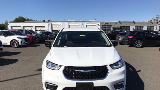 2024 Chrysler Pacifica Plug-In Hybrid Road Tripper