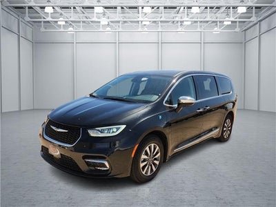 Photo of a 2023 Chrysler Pacifica Plug-In Hybrid Limited 4DR Mini-Van for sale