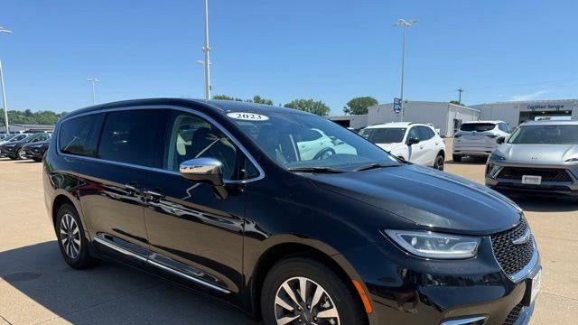 Preowned 2023 Chrysler Pacifica Plug-In Hybrid Limited for Sale