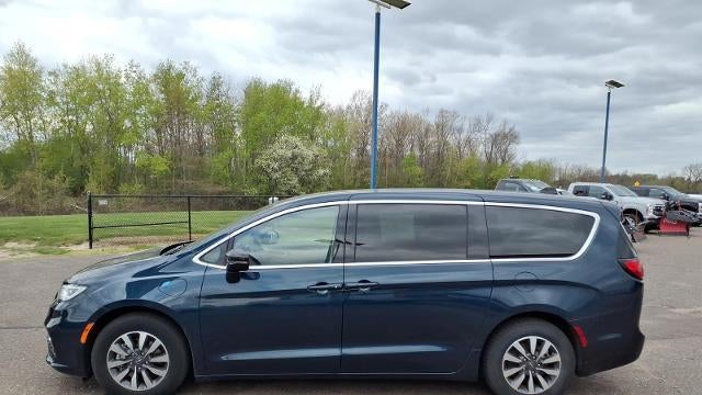 2024 Chrysler Pacifica Plug-In Hybrid Road Tripper