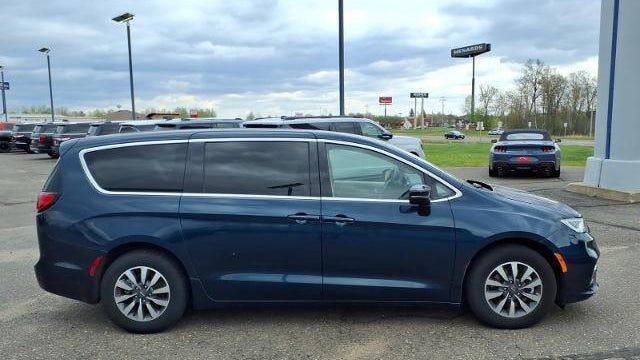 2024 Chrysler Pacifica Plug-In Hybrid Road Tripper