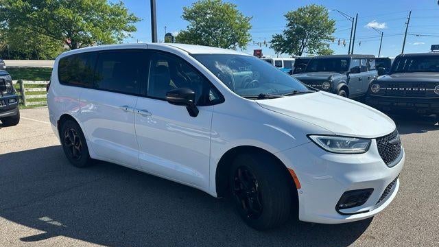2024 Chrysler Pacifica Plug-In Hybrid Road Tripper
