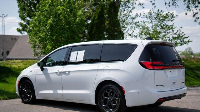 2024 Chrysler Pacifica Plug-In Hybrid Road Tripper