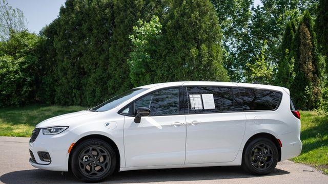 2024 Chrysler Pacifica Plug-In Hybrid Road Tripper