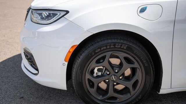 2024 Chrysler Pacifica Plug-In Hybrid Road Tripper