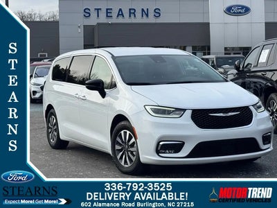Photo of a 2024 Chrysler Pacifica Plug-In Hybrid Select 4DR Mini-Van for sale