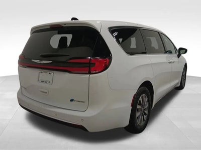 Photo of a 2024 Chrysler Pacifica Plug-In Hybrid Select 4DR Mini-Van for sale