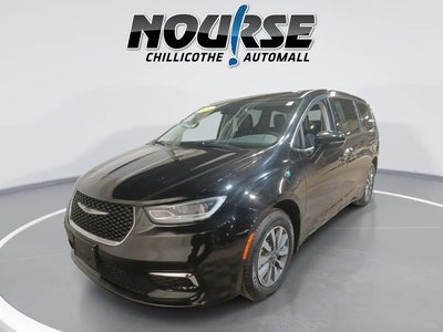 Photo of a 2024 Chrysler Pacifica Plug-In Hybrid Select 4DR Mini-Van for sale