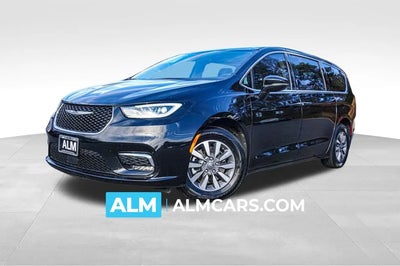 Photo of a 2024 Chrysler Pacifica Plug-In Hybrid Select 4DR Mini-Van for sale