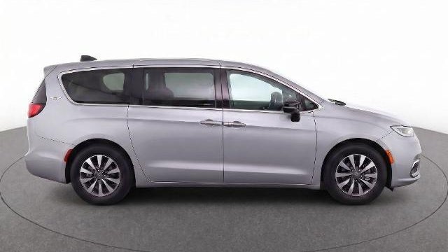 2024 Chrysler Pacifica Plug-In Hybrid Road Tripper