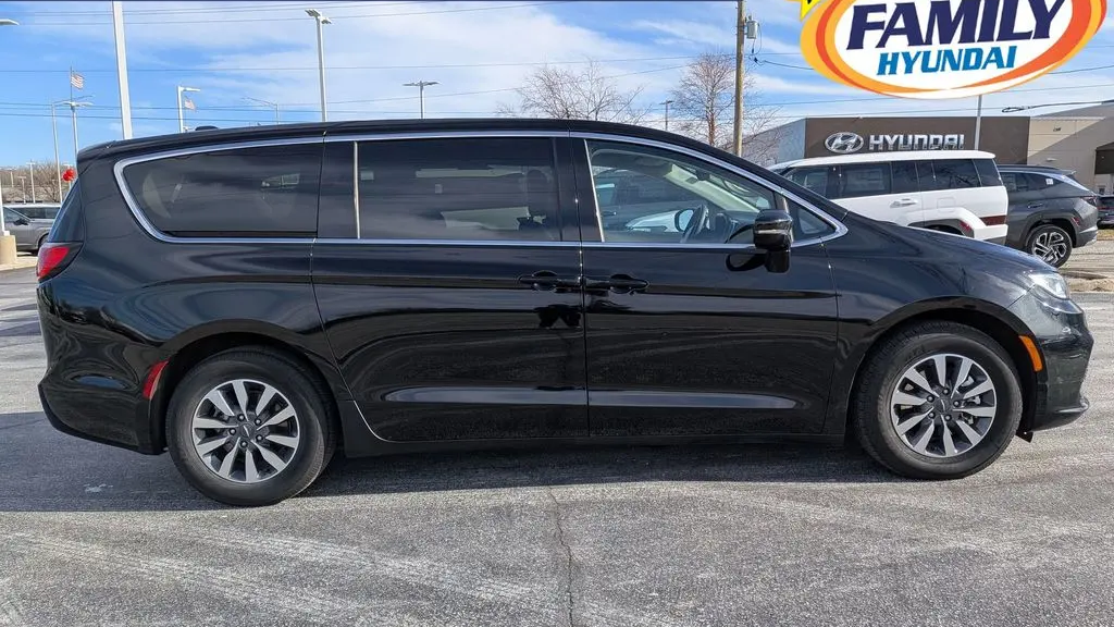 2024 Chrysler Pacifica Plug-In Hybrid Road Tripper