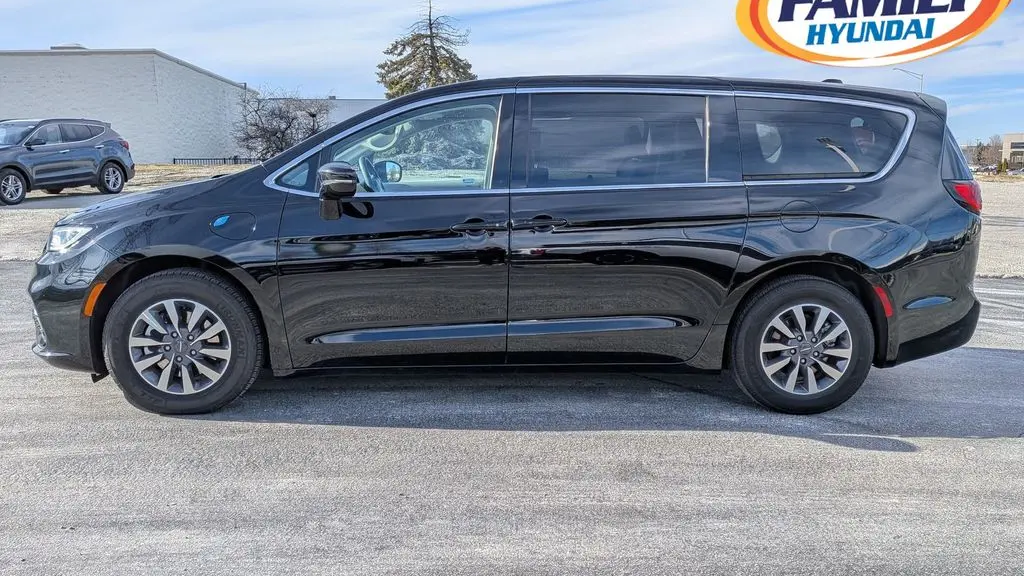 2024 Chrysler Pacifica Plug-In Hybrid Road Tripper