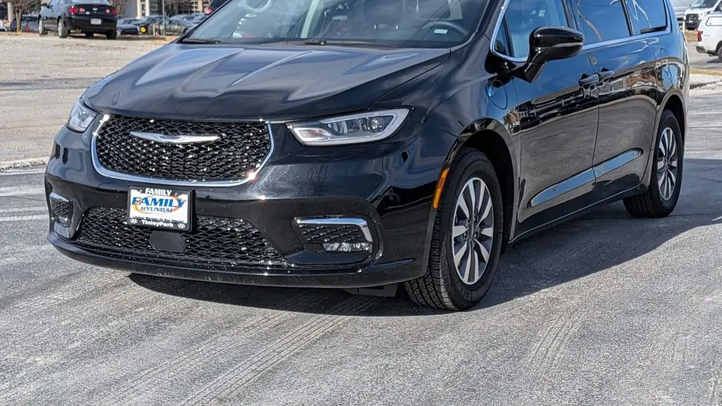 2024 Chrysler Pacifica Plug-In Hybrid Road Tripper
