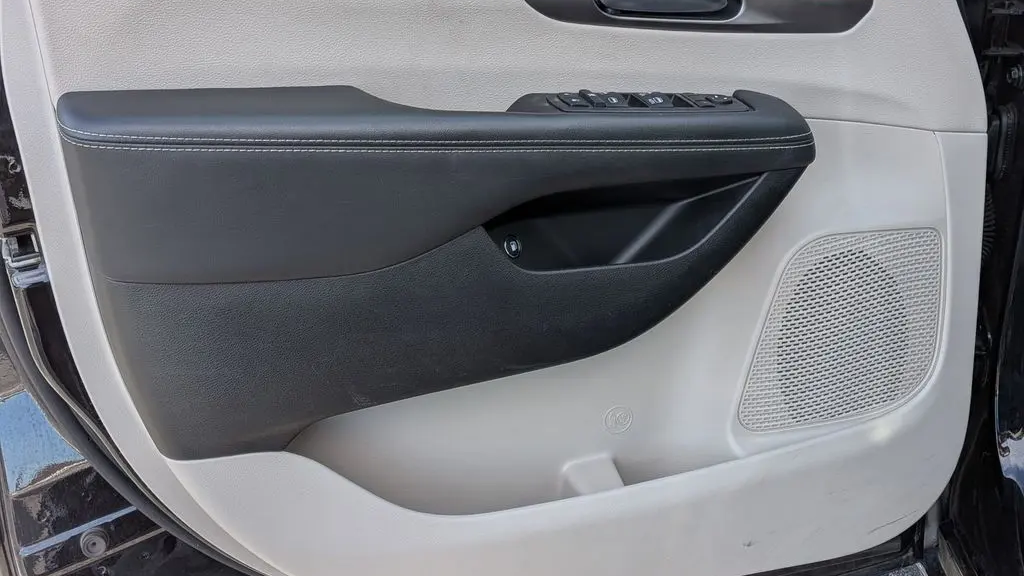 2024 Chrysler Pacifica Plug-In Hybrid Road Tripper