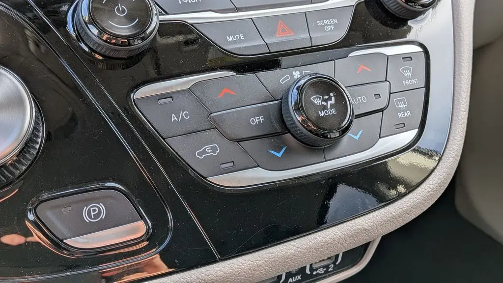 2024 Chrysler Pacifica Plug-In Hybrid Road Tripper