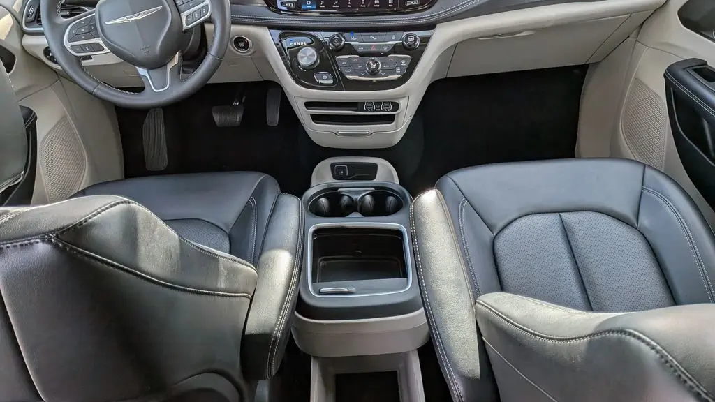 2024 Chrysler Pacifica Plug-In Hybrid Road Tripper