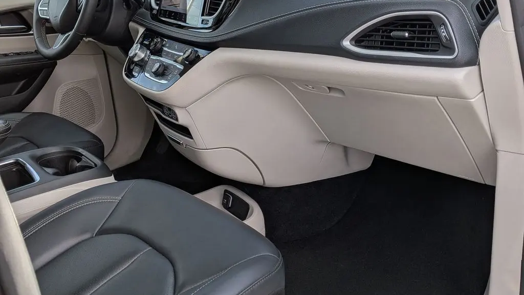 2024 Chrysler Pacifica Plug-In Hybrid Road Tripper