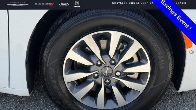 2025 Chrysler Pacifica Plug-In Hybrid Select