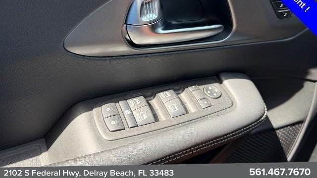 2025 Chrysler Pacifica Plug-In Hybrid Select