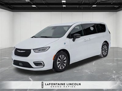 Photo of a 2025 Chrysler Pacifica Plug-In Hybrid Select 4DR Mini-Van for sale