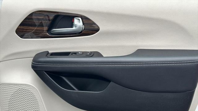2023 Chrysler Pacifica Plug-In Hybrid Limited