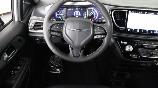 2024 Chrysler Pacifica Plug-In Hybrid S Appearance