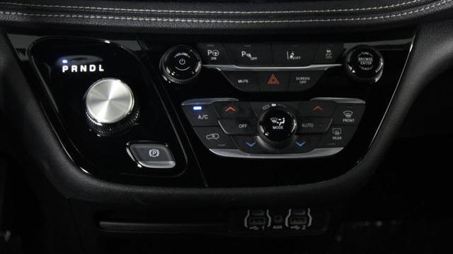 2024 Chrysler Pacifica Plug-In Hybrid S Appearance