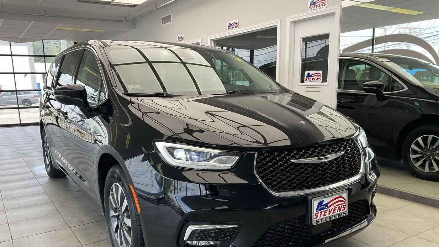 Preowned 2024 Chrysler Pacifica Plug-In Hybrid Select for Sale