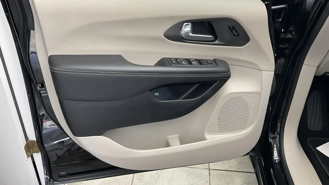 2024 Chrysler Pacifica Plug-In Hybrid Select