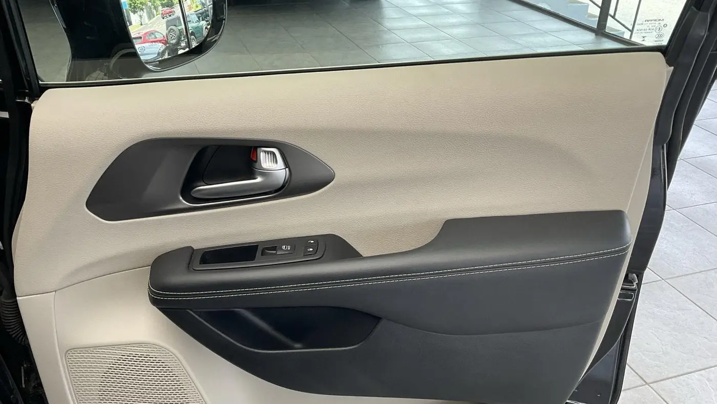 2024 Chrysler Pacifica Plug-In Hybrid Select