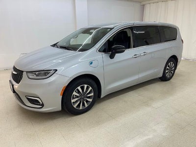 Photo of a 2024 Chrysler Pacifica Plug-In Hybrid Select 4DR Mini-Van for sale