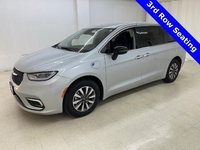 Photo of a 2024 Chrysler Pacifica Plug-In Hybrid Select 4DR Mini-Van for sale