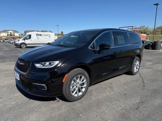 2026 Chrysler Pacifica with Diamond Black Crystal Pearlcoat Exterior