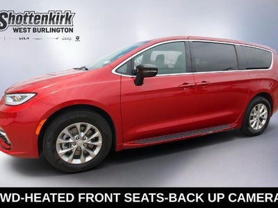 Photo of a 2026 Chrysler Pacifica AWD Select 4DR Mini-Van for sale