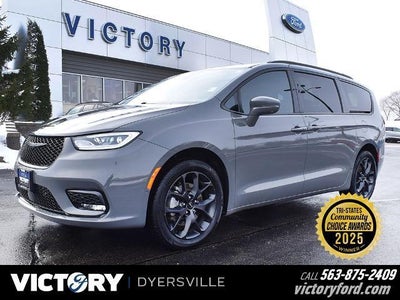 Photo of a 2022 Chrysler Pacifica AWD Touring L 4DR Mini-Van for sale
