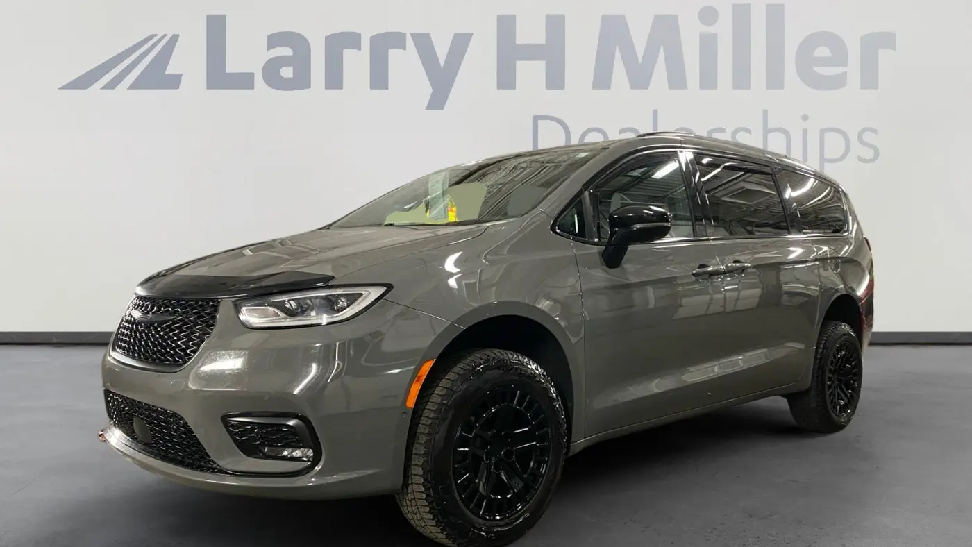 Preowned 2023 Chrysler Pacifica Limited for Sale