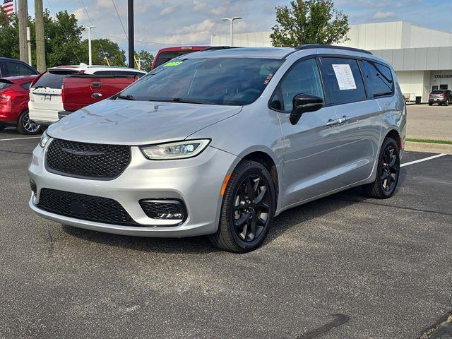 2023 Chrysler Pacifica Limited — photo 1 of 12