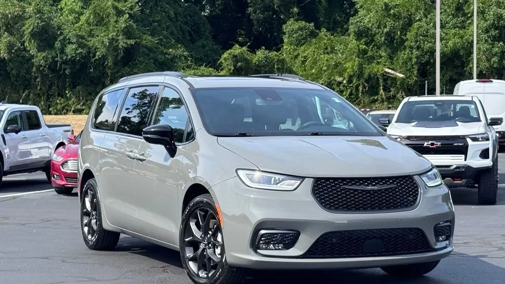 Preowned 2023 Chrysler Pacifica Limited for Sale