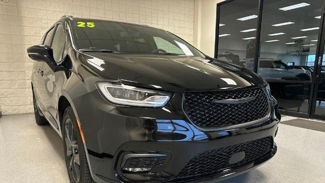 Preowned 2025 Chrysler Pacifica Limited for Sale