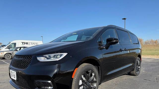 Preowned 2026 Chrysler Pacifica Limited for Sale