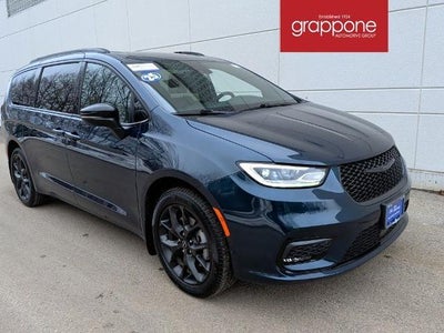 Photo of a 2025 Chrysler Pacifica AWD Limited 4DR Mini-Van for sale