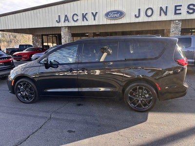 Photo of a 2023 Chrysler Pacifica AWD Limited 4DR Mini-Van for sale