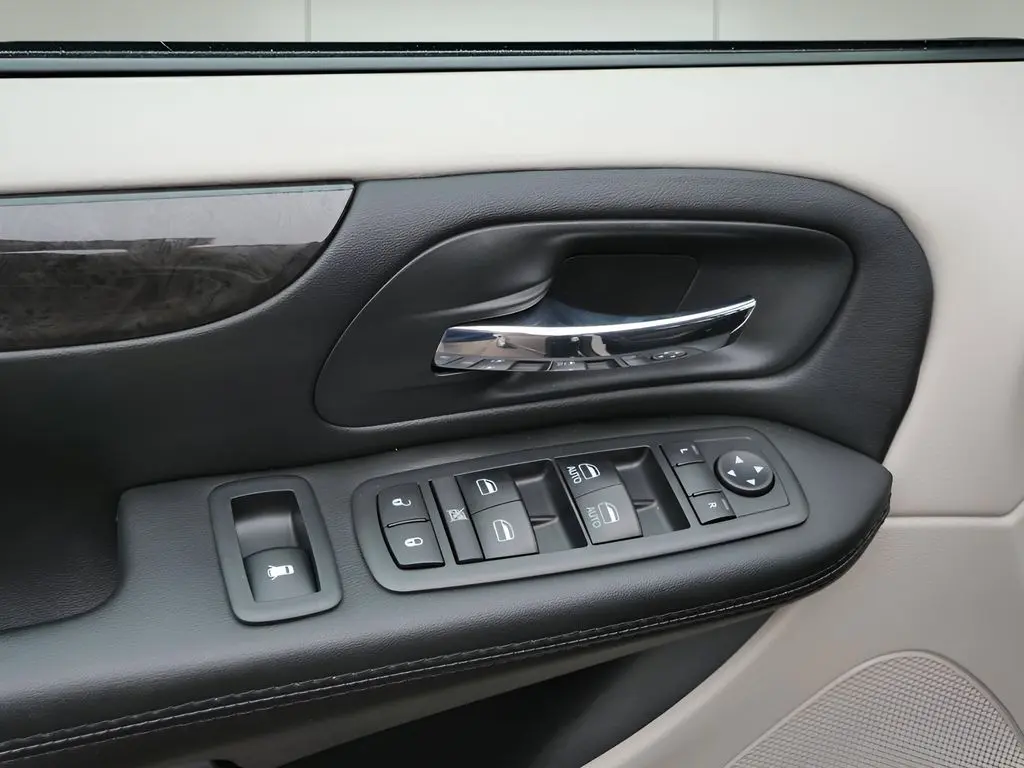 2018 Dodge Grand Caravan - $19,345
