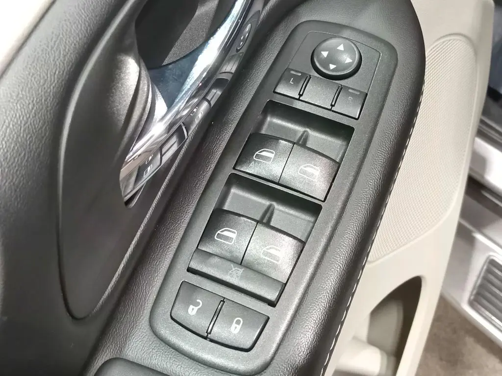 2018 Dodge Grand Caravan - $39,300